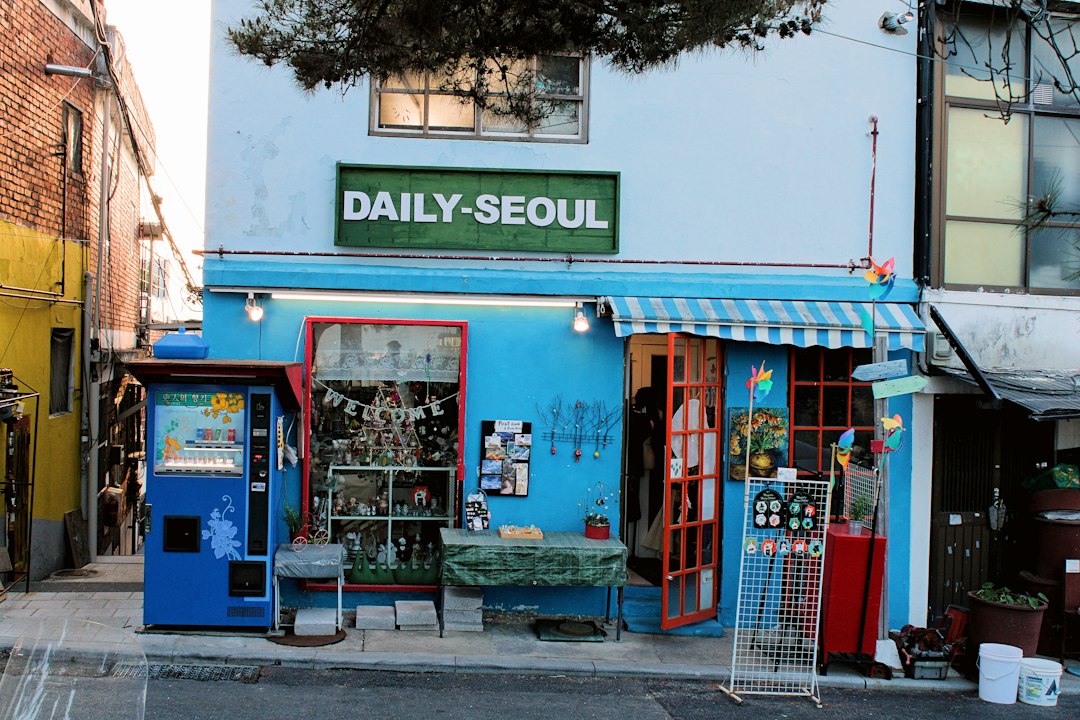 Small shop in Seoul, illustrating self-service and unmanned stores in Korea